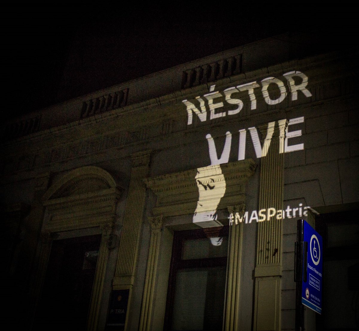 marilinsacnun's tweet photo. Néstor más vivo que nunca❤️
Néstor por siempre en el corazón de 
TOD☀️S 

Proyecciones en #Rosario

#Néstor10años https://t.co/9WXS6a2H6s