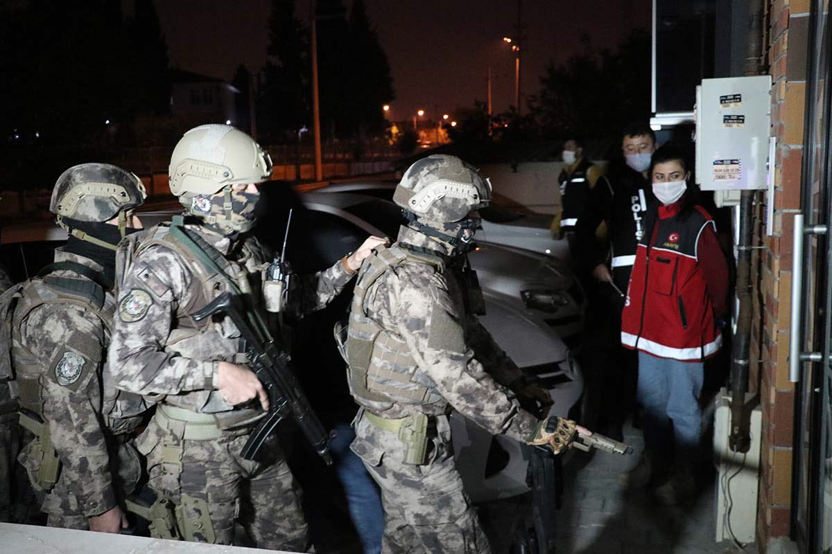 ademyarslan's tweet photo. "Evde çocuk var, uyanmasın" ..

Kameralar eşliğinde şov yaparak girdikleri evdekiler KHK'lı. 

Kelepçeleyip yere yatırdıkları KHK'lı polisin "çocuk uyanmasın" dediği duyuluyor.

Nasıl @hilal_kaplan ? yeterince zalim olabiliyorlar mı ? https://t.co/c9f9m3WrOb