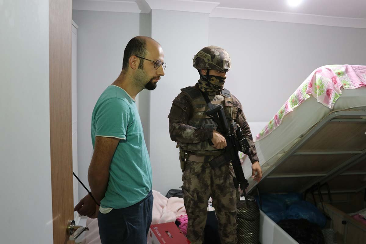 ademyarslan's tweet photo. "Evde çocuk var, uyanmasın" ..

Kameralar eşliğinde şov yaparak girdikleri evdekiler KHK'lı. 

Kelepçeleyip yere yatırdıkları KHK'lı polisin "çocuk uyanmasın" dediği duyuluyor.

Nasıl @hilal_kaplan ? yeterince zalim olabiliyorlar mı ? https://t.co/c9f9m3WrOb