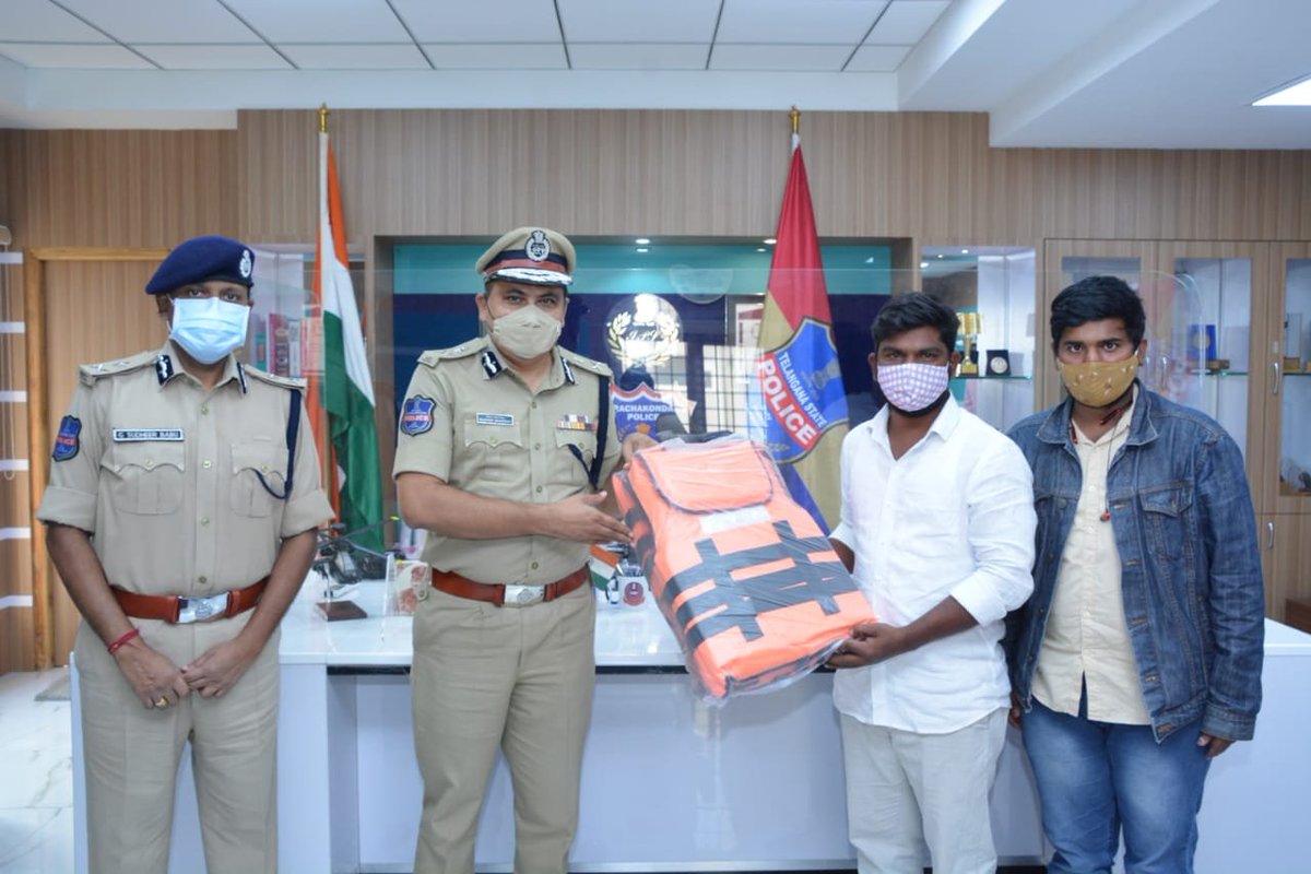 MalkajgiriCop's tweet photo. #HelpingHands
Today https://t.co/QSPtXzlLnp donated 50 #life_Jackets to #RachakondaCommissionerate. Mr.Khaja Shaik handed over the life jackets to #CP_Rachakonda Mahesh Bhagwat & Addl. CP Sudheer Babu. #CP thanked https://t.co/QSPtXzlLnp for the noble gesture.
@TelanganaDGP https://t.co/ICJk1m9vi9