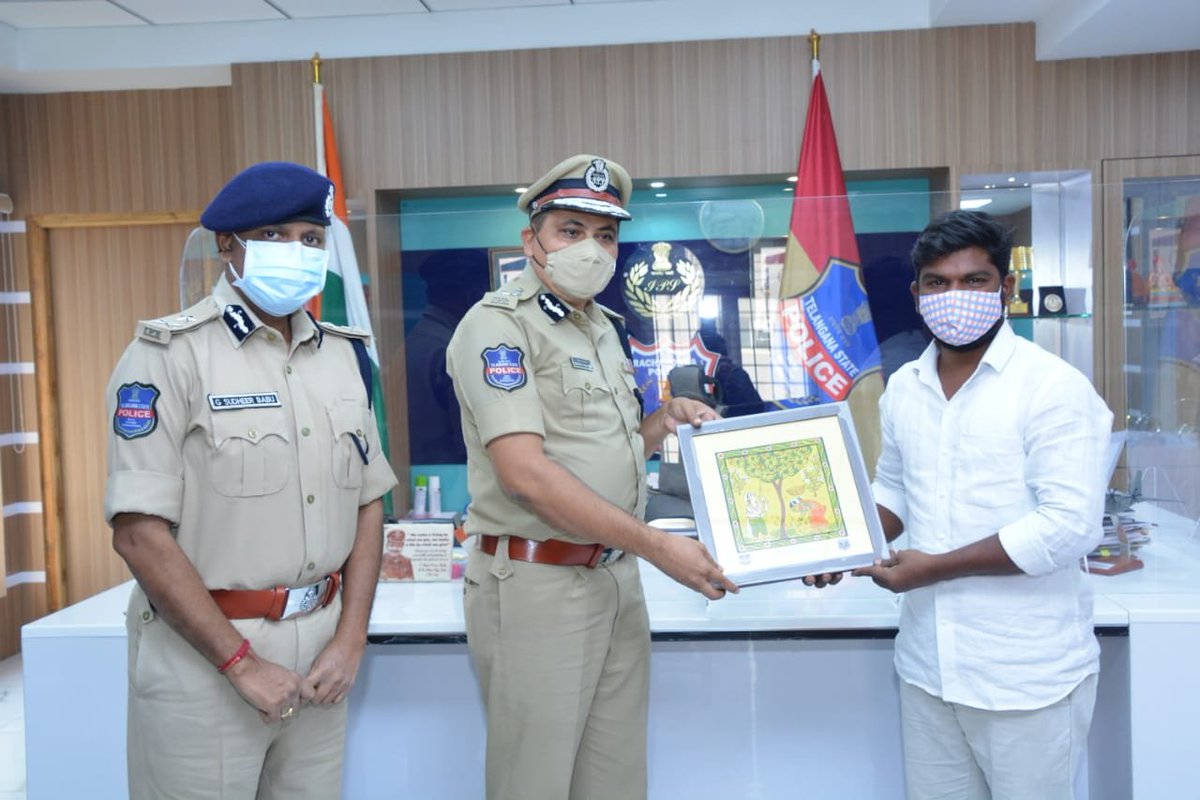 MalkajgiriCop's tweet photo. #HelpingHands
Today https://t.co/QSPtXzlLnp donated 50 #life_Jackets to #RachakondaCommissionerate. Mr.Khaja Shaik handed over the life jackets to #CP_Rachakonda Mahesh Bhagwat & Addl. CP Sudheer Babu. #CP thanked https://t.co/QSPtXzlLnp for the noble gesture.
@TelanganaDGP https://t.co/ICJk1m9vi9