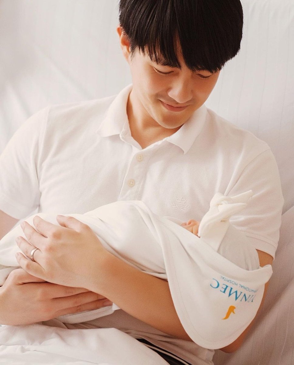 Vpop_On's tweet photo. Os cantores Dong Nhi e Cao Thang publicaram mais fotos com a princesinha Winnie e nós estamos aqui babando com a fofura deles 😭🥰🥰👨👩👧👨👩👧
#VPop #DongNhi #OngCaoThang #Vietnamesepop #Baby https://t.co/Rln3QPNmVP