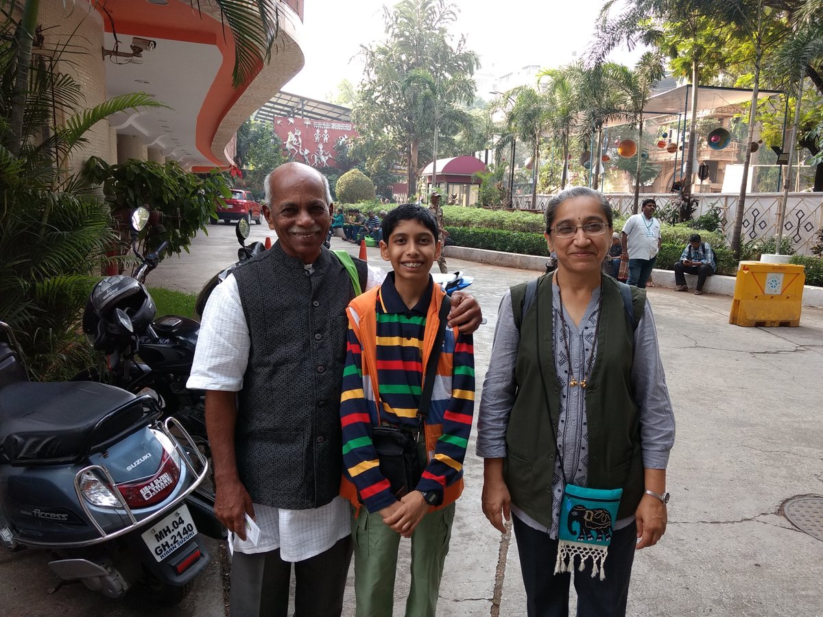 उल्हास राणे सरांच्या निधनाची बातमी सोशल मीडियातून समजली. धक्कादायक आणि अत्यंत दुःखद. म्हटलं तर अनेक वर्षांपासूनचा परिचय, त्यांचे माहितीपूर्ण लेख वाचले आहेत, अभ्यासपूर्ण भाषणं ऐकली आहेत आणि अनेक वेळा प्रत्यक्ष भेटायचाही योग आला आहे. पण आता फक्त आठवणी....... भावपूर्ण श्रदांजली