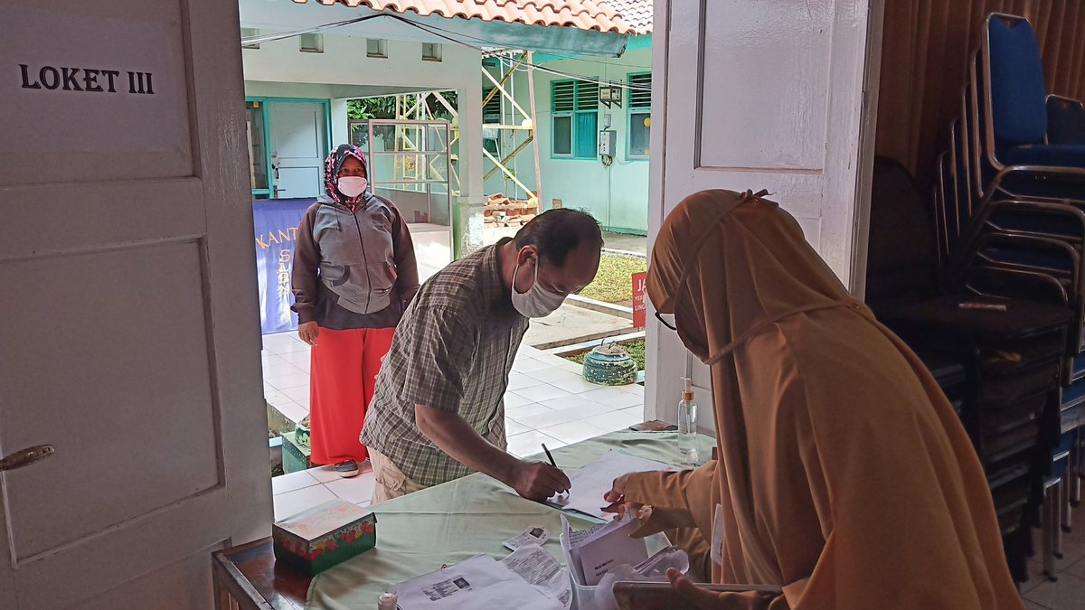 SemarangSlb's tweet photo. Pengambilan bantuan transport dan voucher kuota internet PJJ (26-27 Oktober 2020) oleh orang tua/wali siswa di gedung E.
Dalam rangka menunjang pembelajaran jarak jauh,semoga bermanfaat...
Salam sehat..👌🙂 https://t.co/9t8RKFGzTP