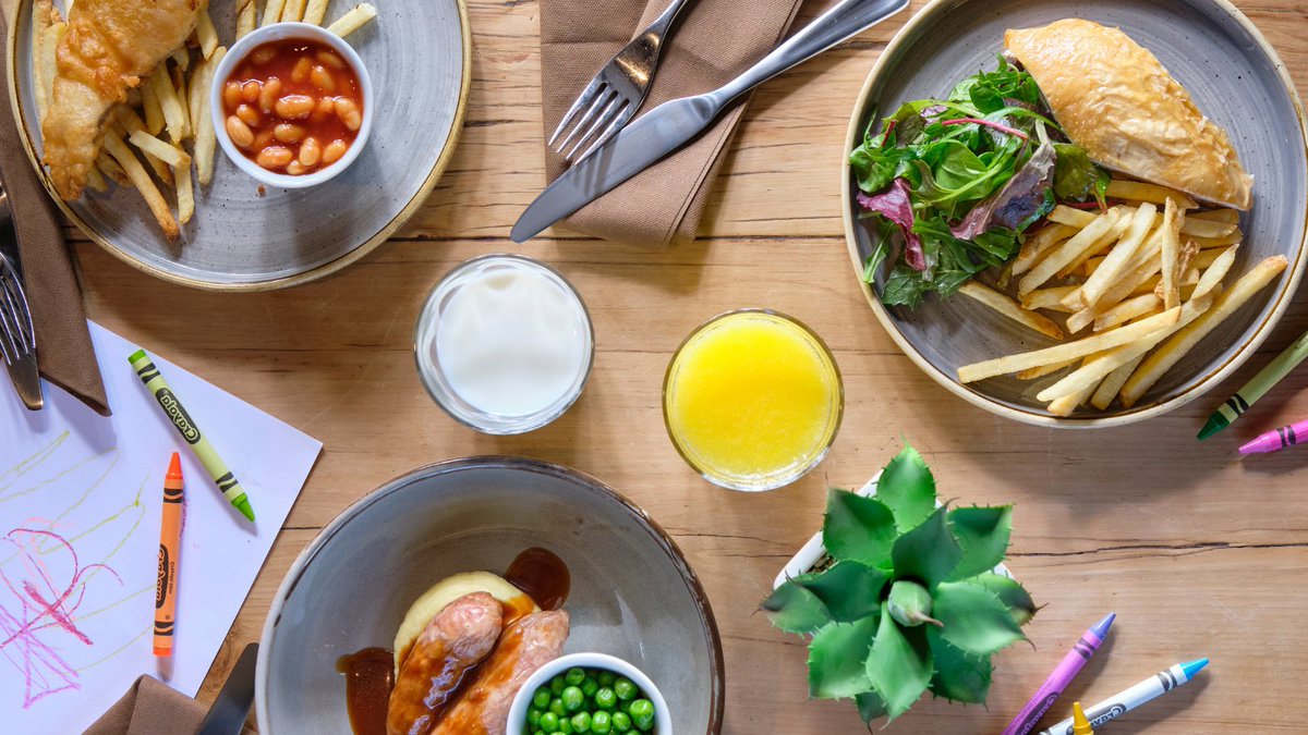 theblacklionLM's tweet photo. KIDS EAT FREE // This October half term it’s all about our pint-sized guests… for every adult main meal purchased at lunchtime, Monday to Friday, one kid’s main meal will be taken of the bill! To book a table, click here https://t.co/H1Xf7udKnU https://t.co/1D2D8m4HQI