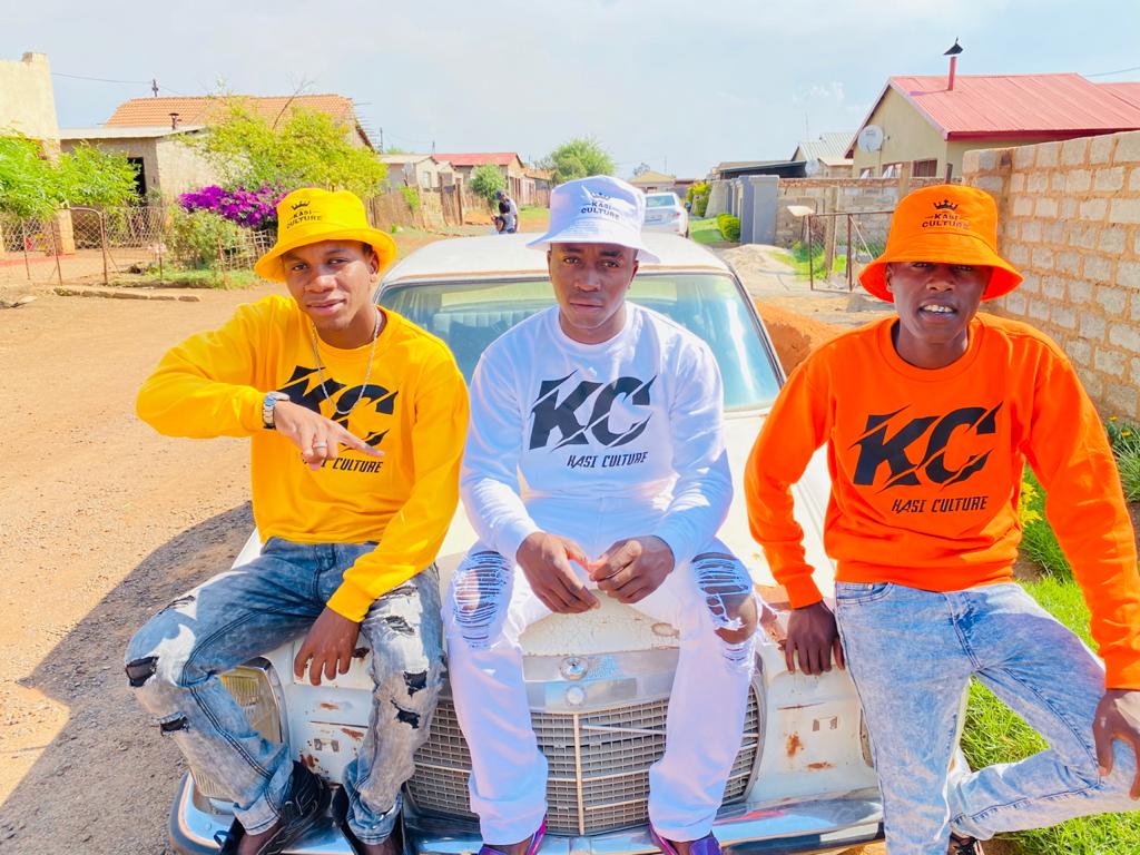 CultureKasi's tweet photo. #JusticeForSenzoMeyiwa #senzo #Meyiwa #AMAs #VoetsekRamaPhosa #BhekiCele #Peshawarblast #TuesdayMotivation #EndSARS #VrrphaaTuesday #AcceleritFibre #AcceleritFibre #SAPS #AmyConeyBarrett #NengiOurQueen #COVID19 R100 BUCKET HAT and R300 SWEATER https://t.co/dw9N4oEH8j