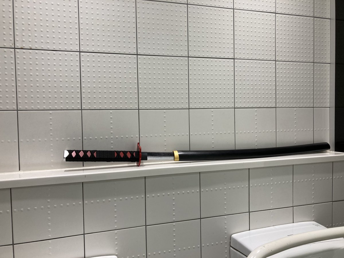 Opossum86's tweet photo. 今日のお昼休み、ショッピングモール内のトイレに行ったら、侍が用を足した形跡がありました。 https://t.co/vHvZ6njrq8