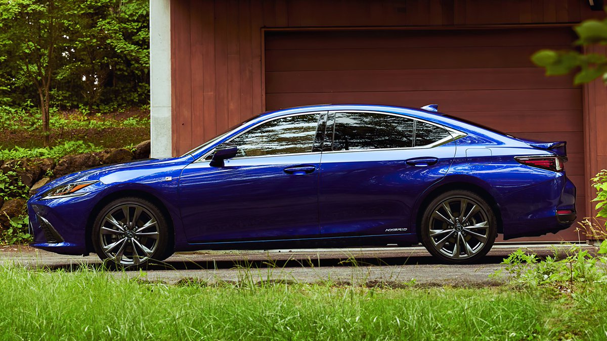 Campo a través del Lexus ES. fal.cn/3b0f1