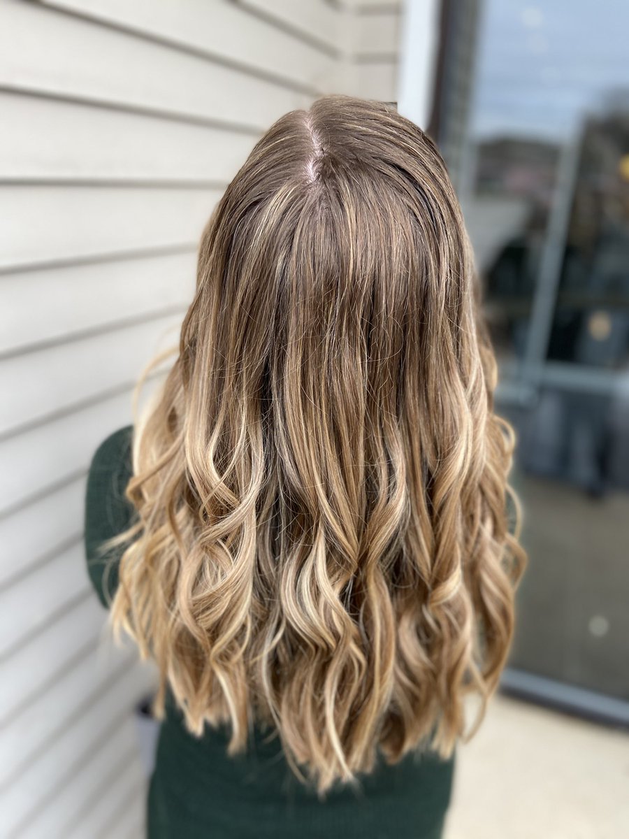 jbartolet341's tweet photo. Holidays are coming up fast! dm me or call (419)BEDHEAD to book💇‍♀️ https://t.co/7UX202tOmm