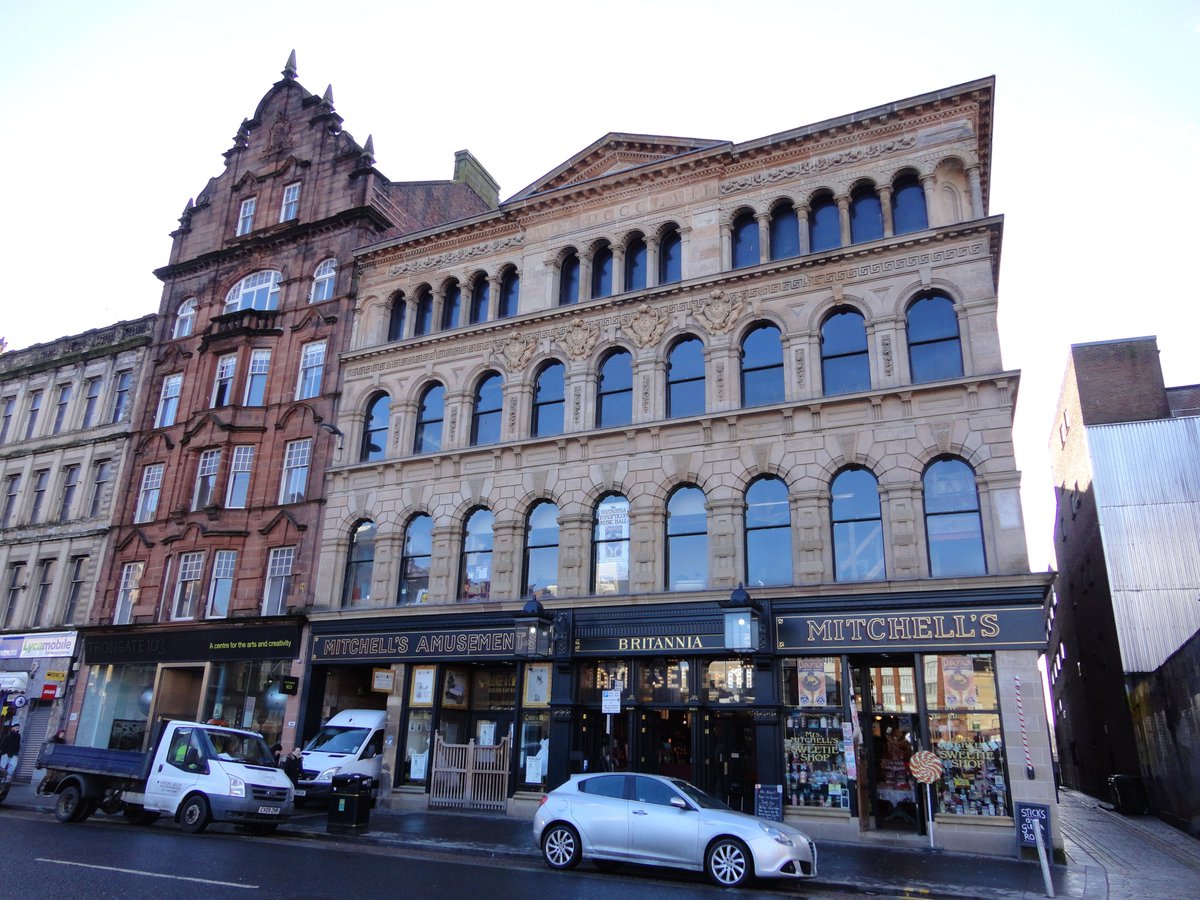 Our next stop leads us to Trongate and the fantastic  @BritPanopticon! Marie Loftus, born locally on Stockwell Street, trod the boards here. And her fame took her to London and beyond. On her return to Glasgow, fans queued around Trongate to catch a glimpse!