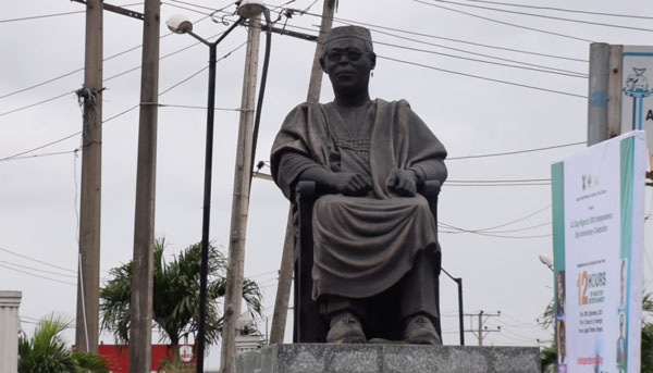 vanguardngrnews's tweet photo. Photo News: Hoodlums steal Obafemi Awolowo’s glasses from statue as looting continues in Lagos

Read more at: https://t.co/vV8zZFQfPh https://t.co/u5BN3dcHoP