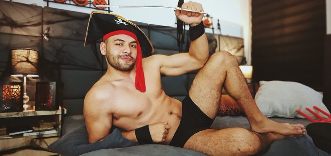 Do you want another hot surprise in your DM??? RETWEET this picture and check your DM? https://t.co/