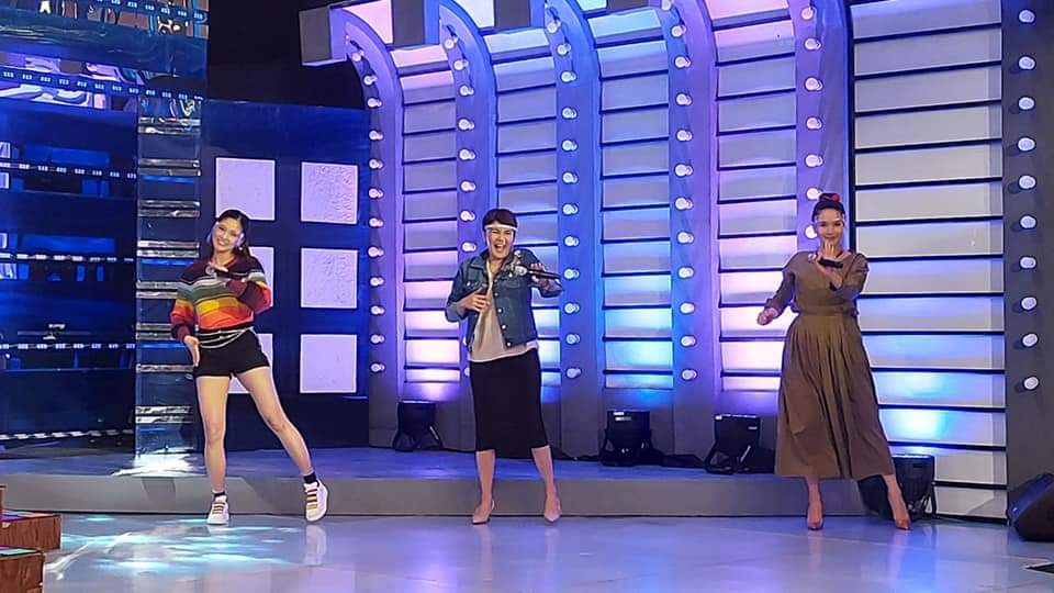 Chinitachinito4's tweet photo. By @itsShowtimeNa-
#ForeverShowtimer Tuesday with the H&S ladies Kim Chiu, Tyang Amy & Karylle!
@prinsesachinita https://t.co/NjlKFnLrqH