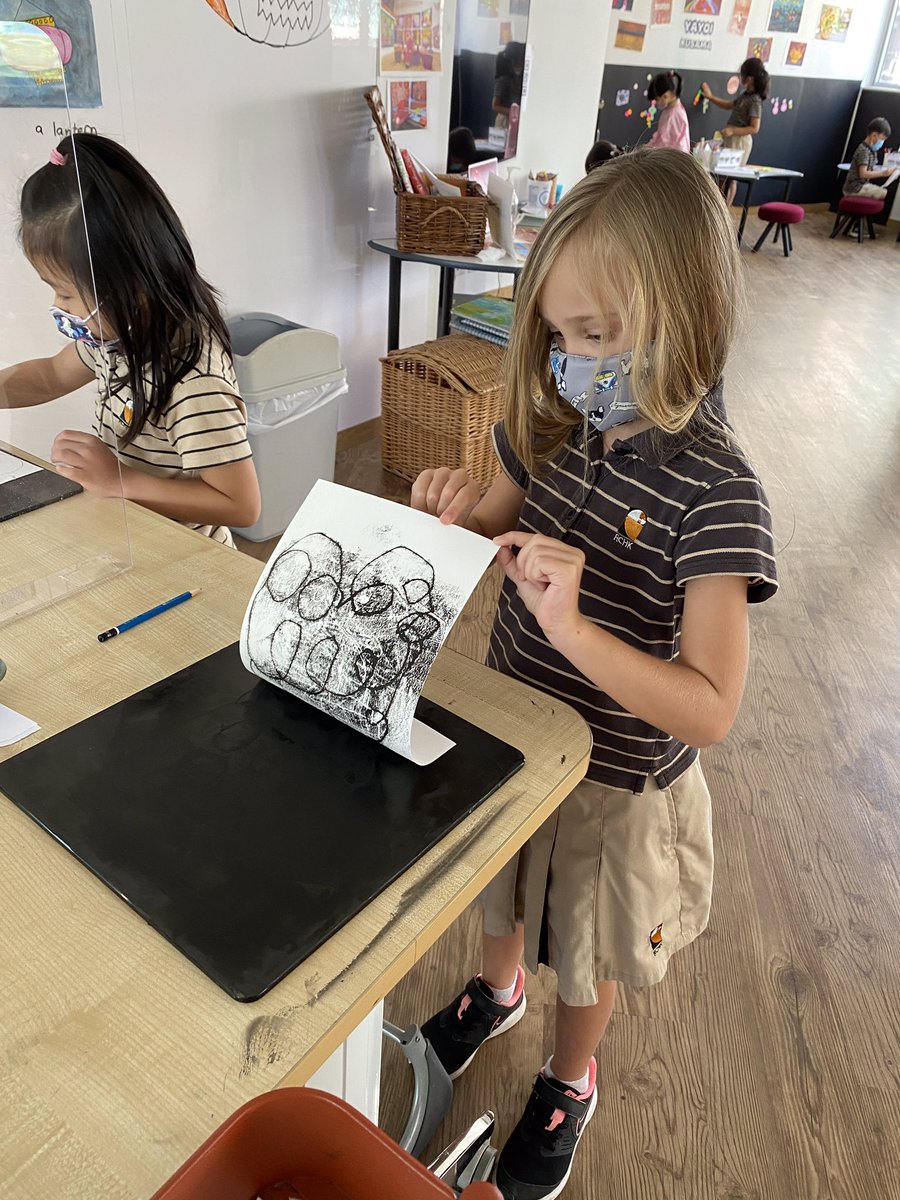 RCHKEYART's tweet photo. Exploring different ways to make art with printmaking #rchkyear2 #rchkpyp https://t.co/F7C8u2nvbY