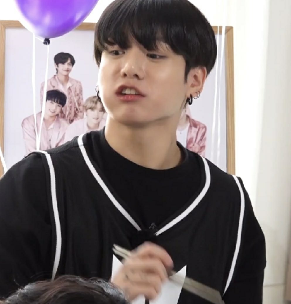 WithLove_JK's tweet photo. ใช่แล้วตามธรรมเนียม มือถือตะเกียบปากแล้วปากเจื้อยแจ้วเนี่ย https://t.co/RbIccI554U