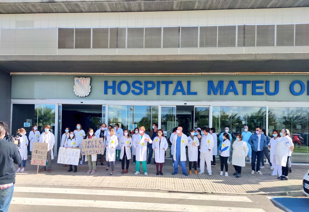 SimebalCesm's tweet photo. Amplia manifestación en el Hospital Mateu Orfila de Menorca en contra del Decretazo RDL 29/2020.
Por el bien de nuestros pacientes #SalvemosLaSanidad 
#HuelgaMédicos27O 
#StopMaltratoMédico
#NoSinEspecialidad https://t.co/hsRFhHX4XA