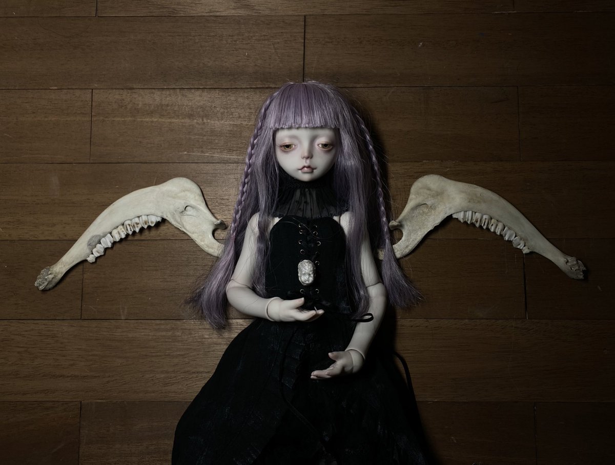 freaks_circus's tweet photo. ちょこちょこ紹介を。
「ニュクス」
闇に佇む夜の神をイメージして制作しました。
手に持っている陶器製の小さい顔も付きます。
目が面白いので御来場の際は覗いてみて下さい👀 https://t.co/fCu5HBjAaP