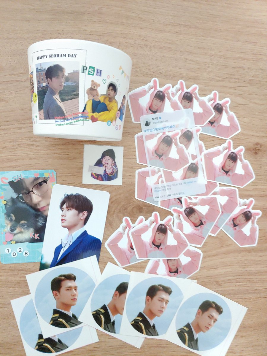 knk_jonbeo's tweet photo. #𝙷𝙰𝙿𝙿𝚈𝟹𝟸𝙳𝙰𝚈
@PSHBD1028 꽃으로 가득했던 서함이 생일카페 감사합니다. 솸솸한 세트도👏👏에그타르트 맛집이에오. 덤으로 더 받은 특전들 너무 감사합니다🙏 솸토끼 농장 차릴래용♥♥ 잘 보고 왔습니다 https://t.co/AbMzYqw5Me