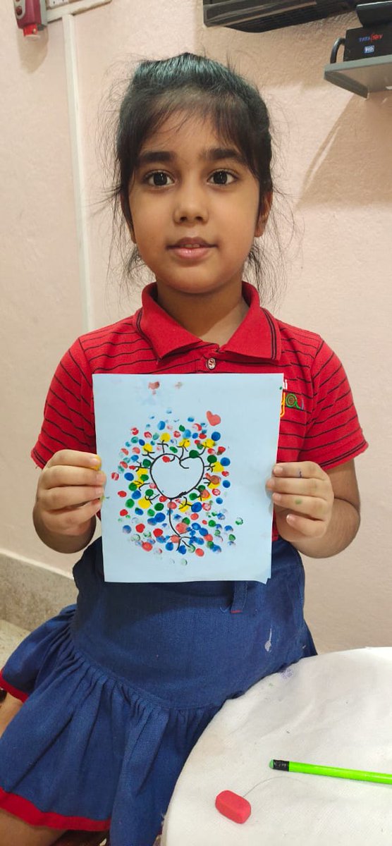 SAI_Edu_In's tweet image. The students of KG I learnt about the importance of school helpers, gardeners, security guards, bus helpers and people who serve food. The little ones made colourful cards with thumb printing as a token of gratitude to those people who made their lives easier. 
#VisualSkill