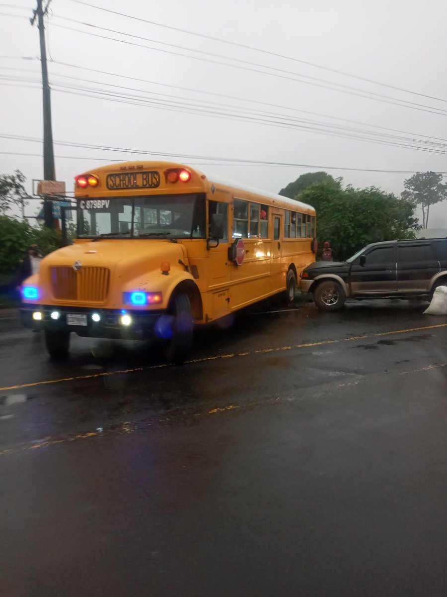 neomendez's tweet photo. Accidente en la ruta Interamericana a la altura de Envasadoras de Alimentos, Chimaltenango ruta del Occidente a la capital, también un motorista derrapo por asfalto mojado. @EmisorasUnidas @traficogt https://t.co/tY7SLvtGl9