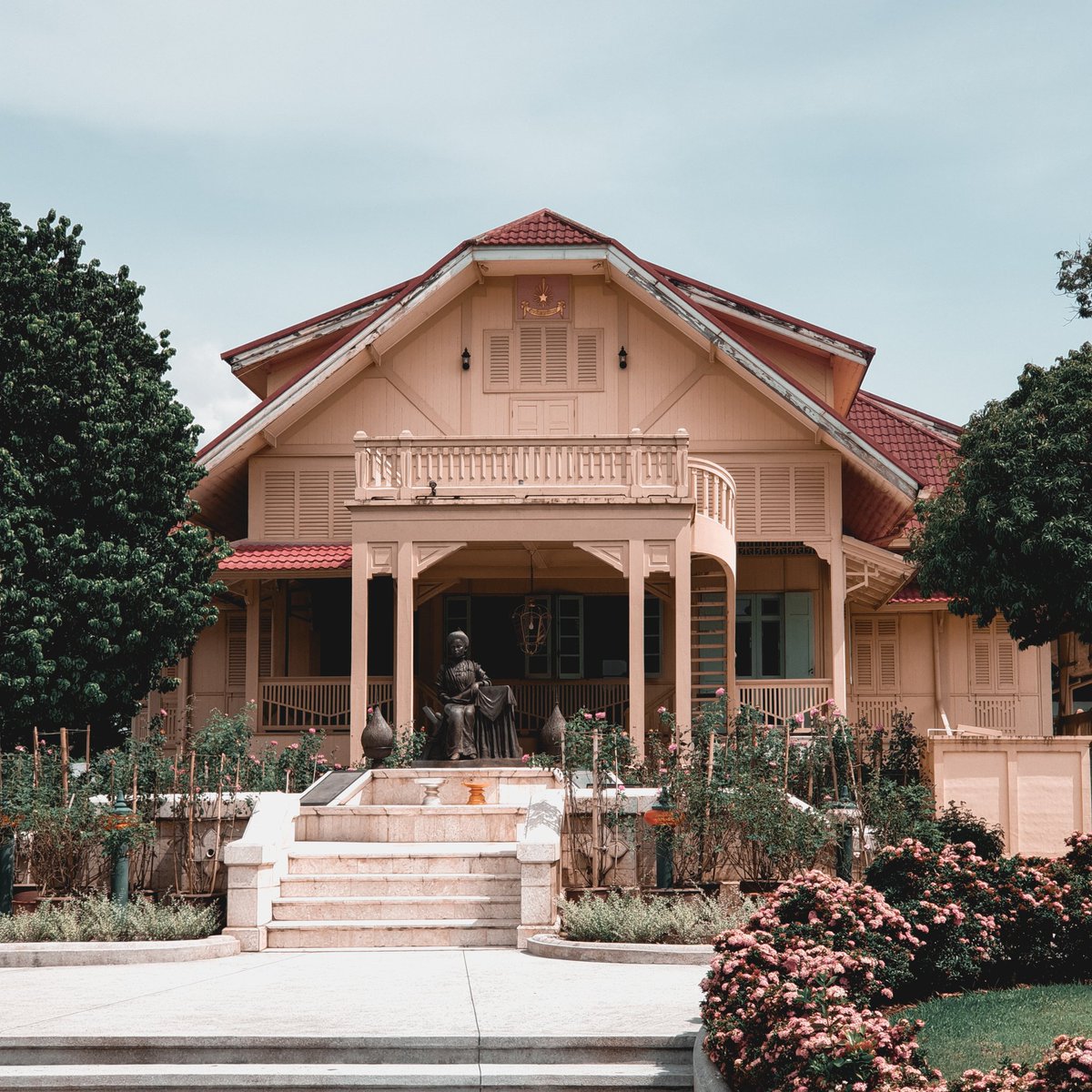 Teerasak__See's tweet photo. 📍พิพิธภัณฑ์พระตำหนักดาราภิรมย์
🧭 เปิดตลอด : (หยุดวันจันทร์)
เวลาเปิด-ปิด:09:00–17:00 
พระตำหนักดาราภิรมย์ เป็นที่ประทับของเจ้าดารารัศมี พระราชชายาในพระบาทสมเด็จพระจุลจอมเกล้าเจ้าอยู่หัว รัชกาลที่ 5 พระธิดาของเจ้าผู้ครองนครเชียงใหม่องค์สุดท้าย
#review #reviewchiangmai #chiangmai https://t.co/7LiHuXPF6W