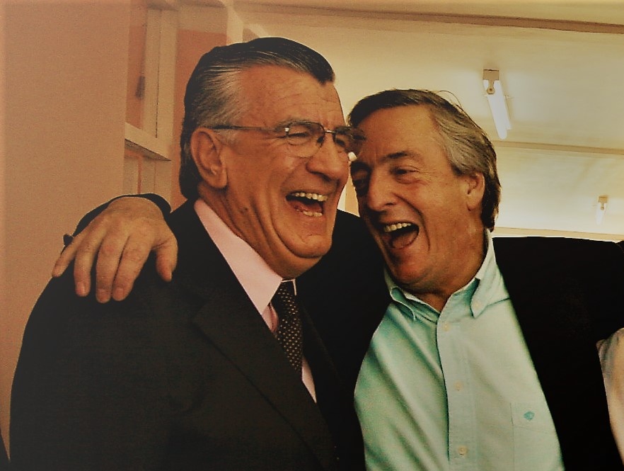 joseluisgioja's tweet photo. Así lo recuerdo yo. El flaco no solo te daba el apoyo que necesitabas como dirigente político sino que iba más allá y te regalaba la mayor sonrisa que ibas a tener ese día. A esas personas, no se las olvida jamás.

¡ABRAZO GRANDOTE AL CIELO, AMIGO!

#Nestor10Años https://t.co/o7uX4i8Q8l