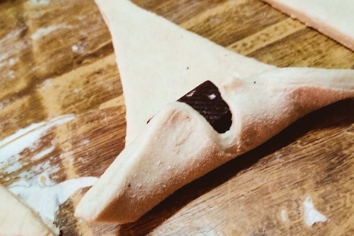 moenagarden's tweet photo. J'ai fait des croissant aujourd'hui #carinesfactory #tgtwittos #team228
Et ils sont fourrés au chocolat https://t.co/F3jm5w1mXg