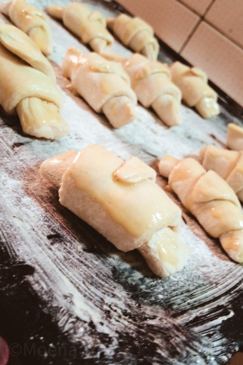 moenagarden's tweet photo. J'ai fait des croissant aujourd'hui #carinesfactory #tgtwittos #team228
Et ils sont fourrés au chocolat https://t.co/F3jm5w1mXg