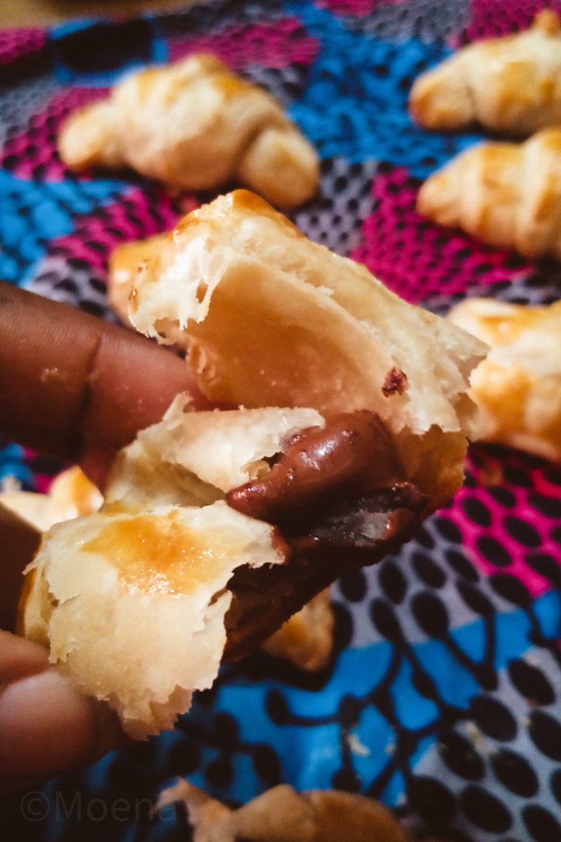 moenagarden's tweet photo. J'ai fait des croissant aujourd'hui #carinesfactory #tgtwittos #team228
Et ils sont fourrés au chocolat https://t.co/F3jm5w1mXg