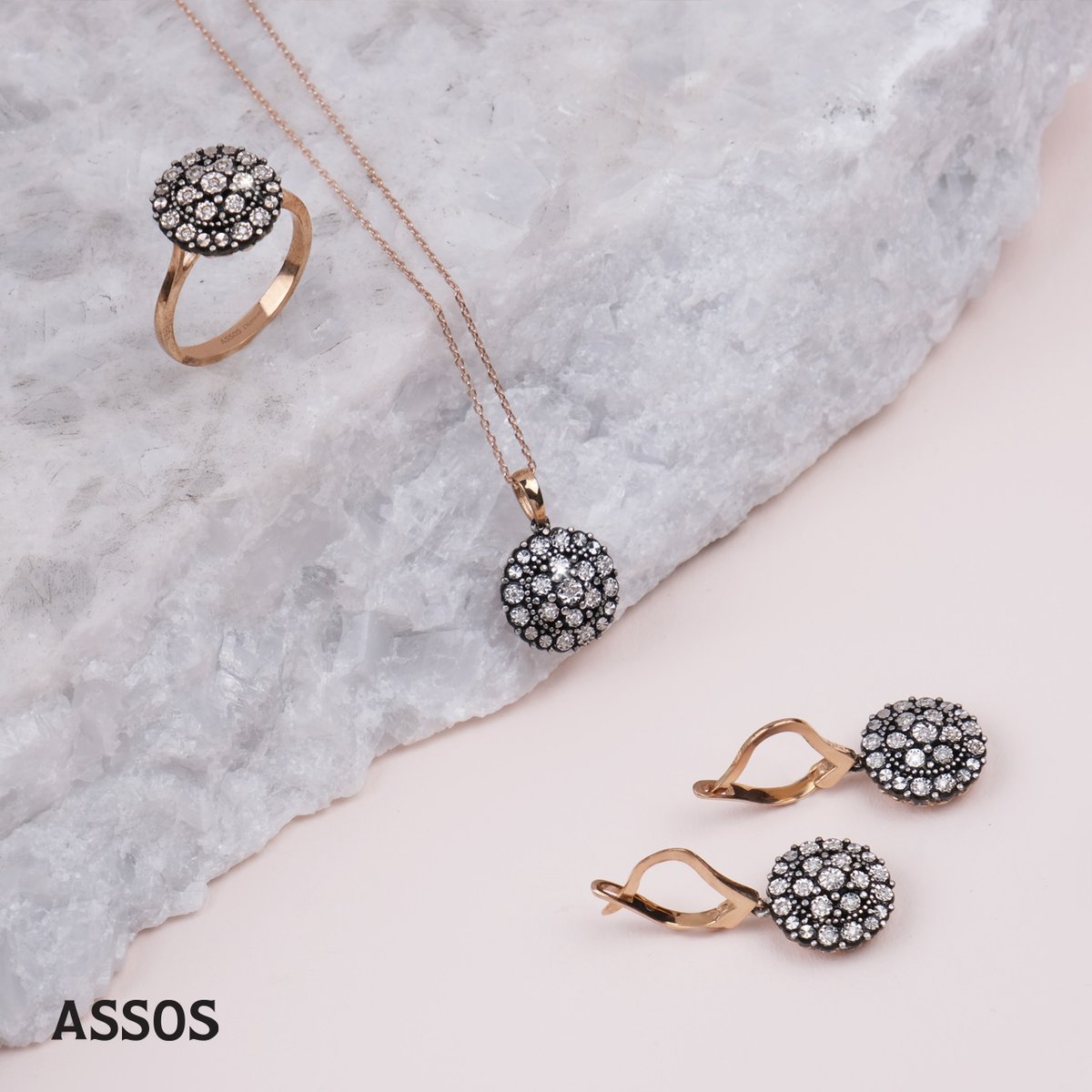Geçmişten günümüze vazgeçilmez klasik elmas, Assos’un modern çizgileri ile hayat buluyor...

assospirlanta.com

#assos #assospirlanta #assosdiamond #jewellery #pırlanta #diamond #altın #gold #mücevher #style #fashion #love #gift #hediye #sonsuzlukseninle #yüzük #kolye #küpe