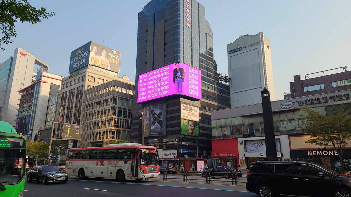 WOOderfulDay's tweet photo. 🌸 ภาพถ่ายเพิ่มเติมจากคลิปวันเกิดที่เปิดฉายวันนี้ที่ Gangnam Mega Box ค่ะ 😊

#WOOderfulDay #KIMWOOSEOK @KWS_official_ https://t.co/3P5a9zIfRz
