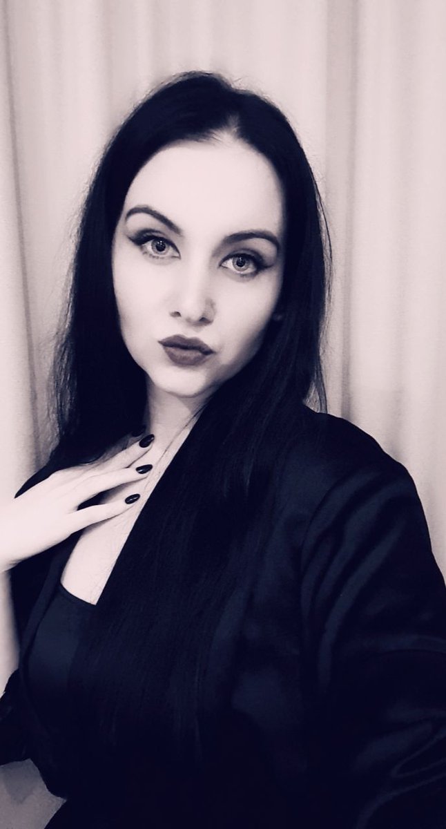 fusionwasp's tweet photo. Since Halloween is SO close, and I have nothing planned, pls enjoy these photos of me as Morticia Adams that I had to take myself bc I have no friends. https://t.co/8JNmYRIUHY