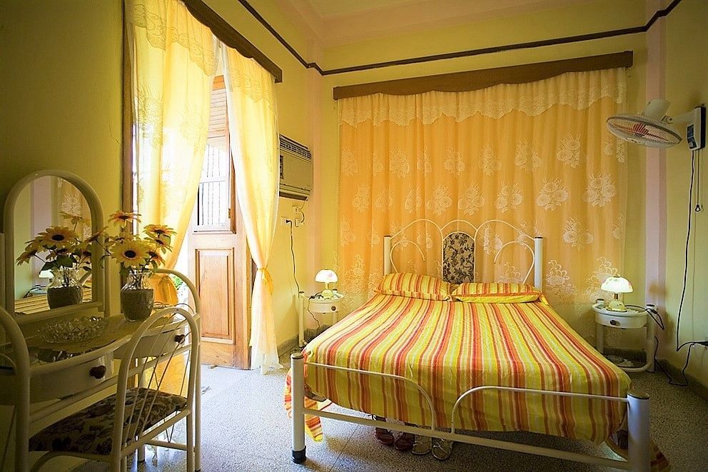 CubaCasa's tweet photo. We're seeing mellow yellow this #Tuesday at Casa Ilsia, a charming #casaparticular in the heart of Old #Havana's busiest shopping street: #Obispo. With an #ensuite balcony providing fabulous views, what more could you ask for an #idyllic #Cuba #holiday?👉https://t.co/hhMvMqwgHG https://t.co/6okWwlqXrJ
