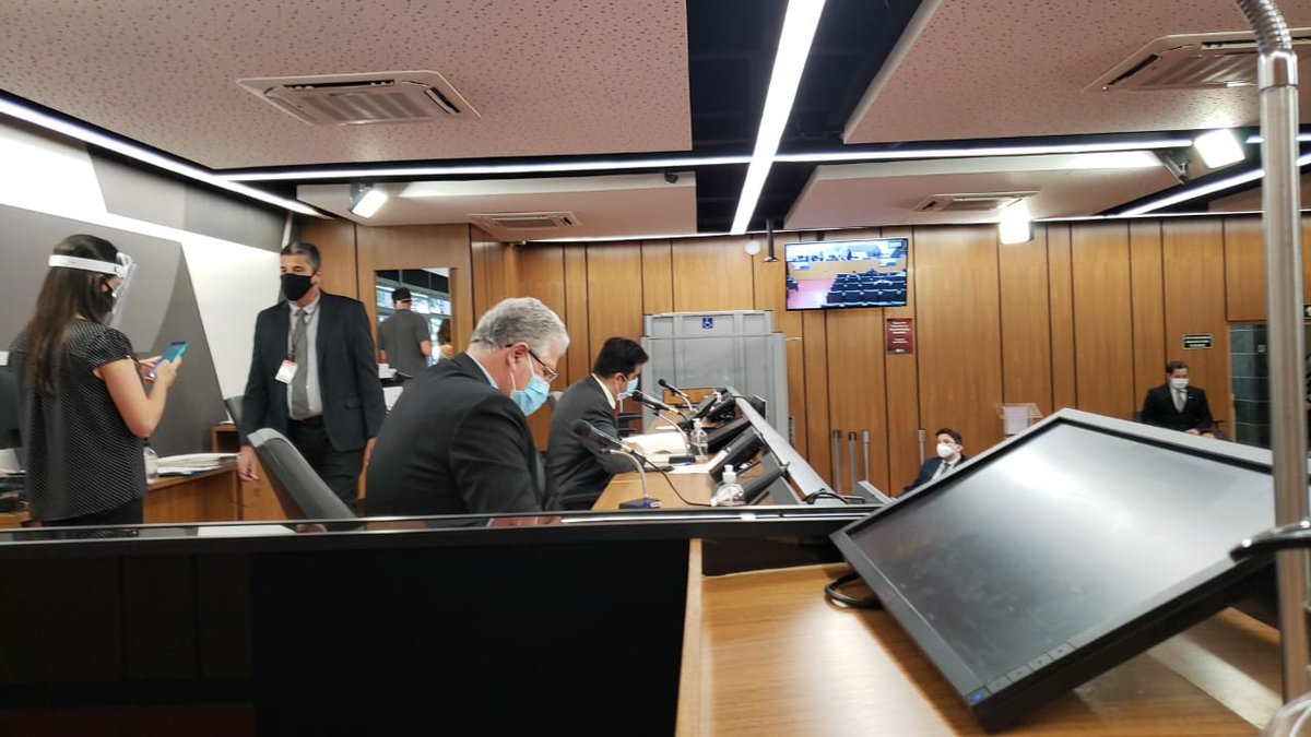 assembleiamg's tweet photo. #TempoReal Comissão de #SegurançaPública debate funcionamento da Unidade Gestora de Monitoração Eletrônica da Secretaria de Justiça. Há denúncias de falta de efetivo p/ monitorar os cerca de 5 mil usuários de tornozeleiras eletrônicas. #ParticipeAgora https://t.co/z61PqEEBnu https://t.co/Se6s1ELZV5