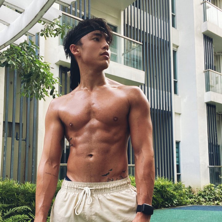 JennMMXX's tweet photo. [Filipinas 🇵🇭] #OhMando

Se ha revelado el póster oficial de la serie, la cual se ha anunciado para noviembre.
La vida del joven #Mando (#KokoyDeSantos) se pone de cabeza cuando conoce al atractivo, sexy y abiertamente bisexual jugador de baloncesto #Barry (#AlexanderDiaz). https://t.co/9IuQMe04zl