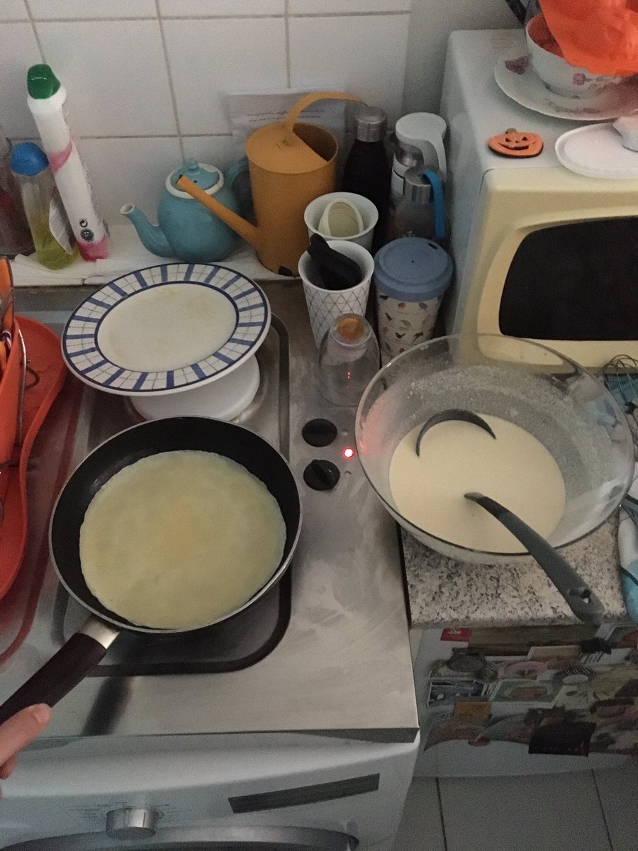 ClorddeWinter's tweet photo. Écoutez, ça ne nous rendra pas Samuel et ça ne rendra pas non plus sa santé mentale à Elizabeth, mais ces #crêpes maison sont tout à fait ce dont nous avons besoin en ce moment. #laitentier #geléedegroseille #piledecrêpes https://t.co/yxxzEpyKng