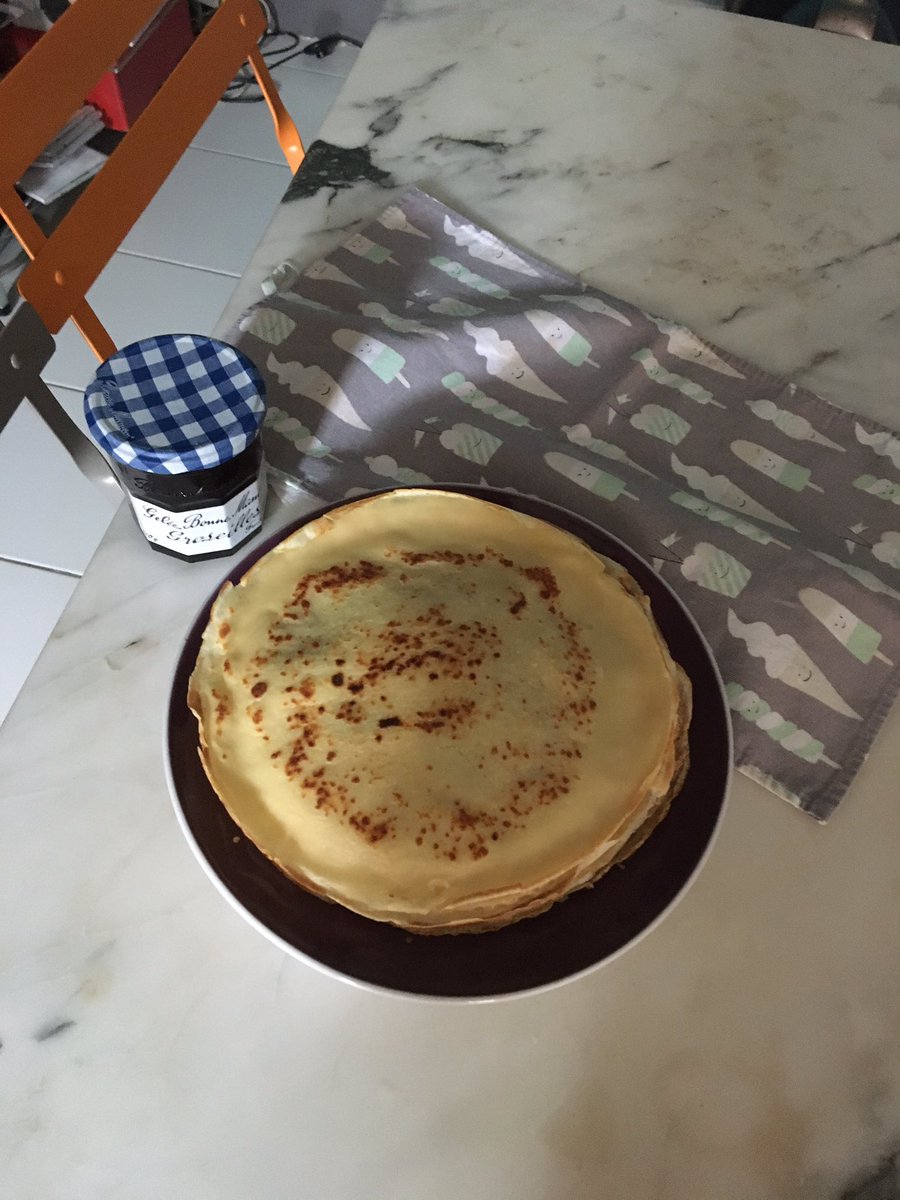 ClorddeWinter's tweet photo. Écoutez, ça ne nous rendra pas Samuel et ça ne rendra pas non plus sa santé mentale à Elizabeth, mais ces #crêpes maison sont tout à fait ce dont nous avons besoin en ce moment. #laitentier #geléedegroseille #piledecrêpes https://t.co/yxxzEpyKng