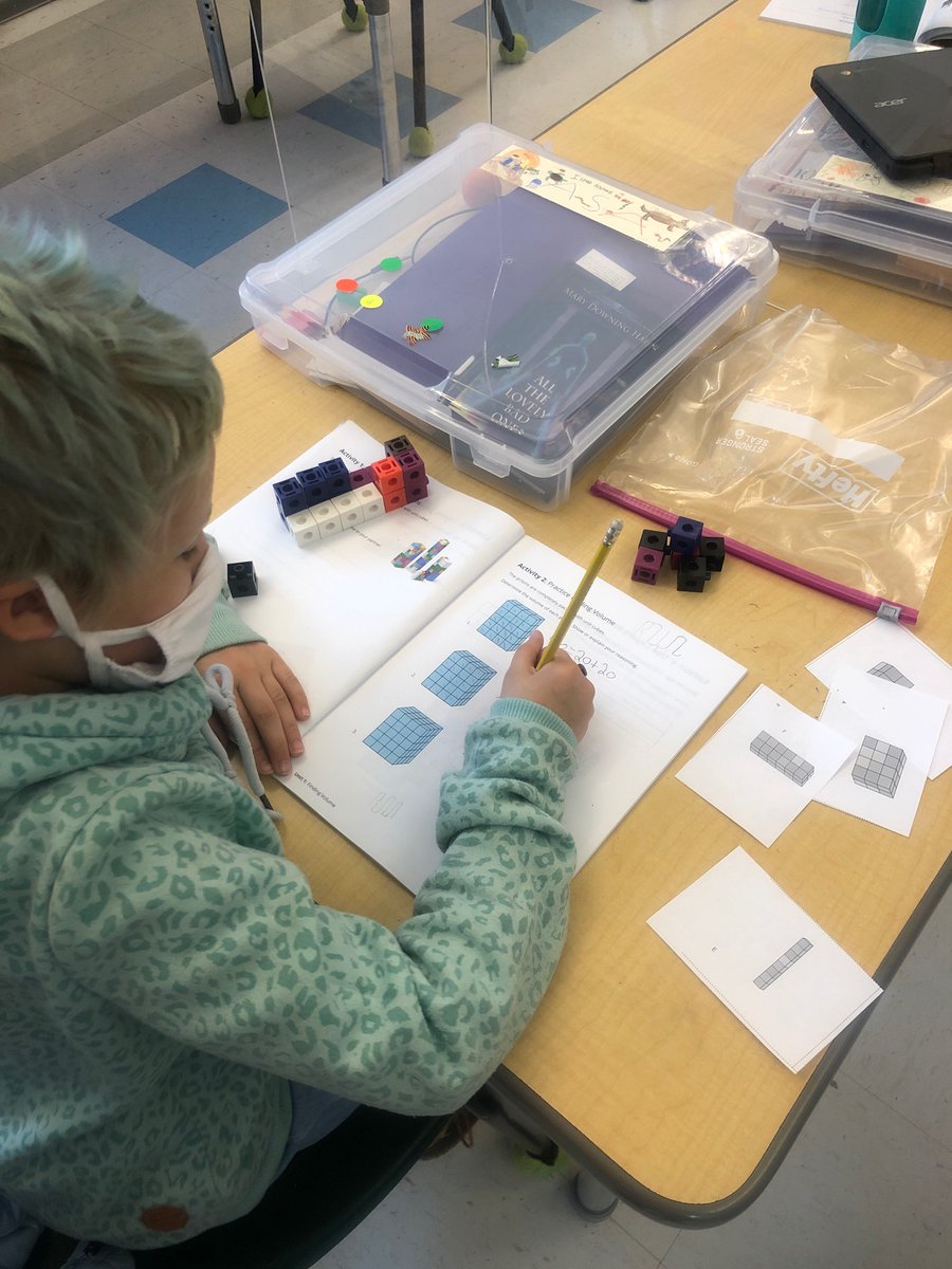 Co-teaching some IM math today with Ms. Mascolo. Volume, cubes, and building. #HandsOnMath #handsonlearning <a href="/eecsportland/">East End School</a> @kelly_mascolo