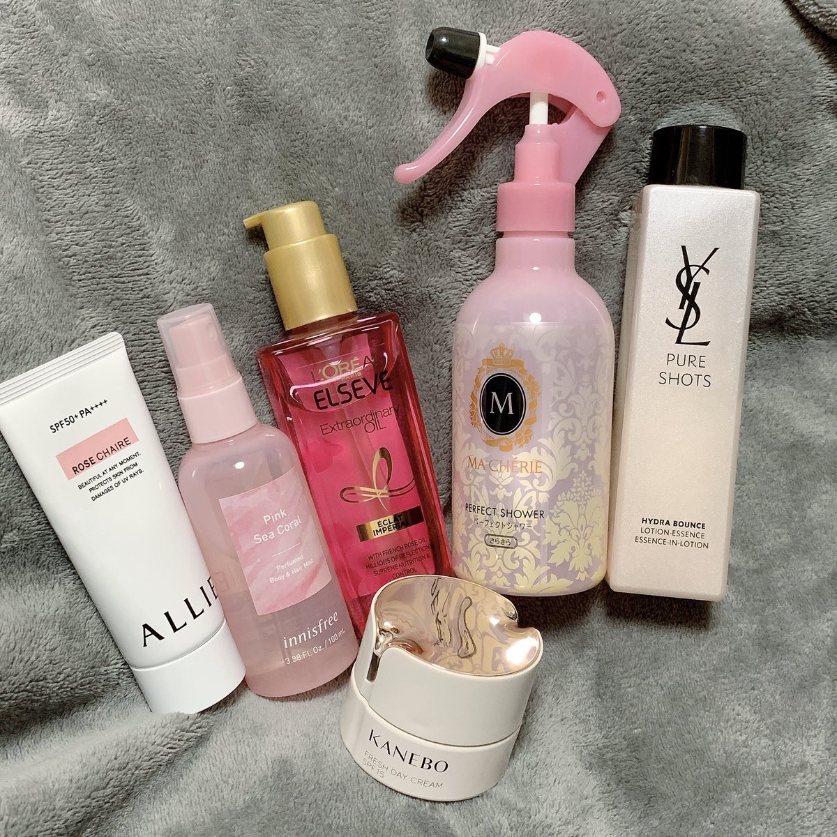はしもん 朝用にロレアルのヘアオイル買った 早速試したけどいい感じ ボタニカルだっけな 緑の方はきしんじゃって友達にあげたけどこれはサラサラになる ロレアルが加わってお気に入りアイテムのピンク率が高まった カネボウは次黒くなる