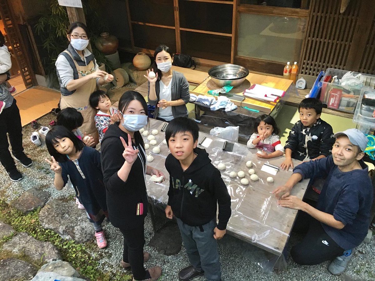 kodomoIDEAMEMO's tweet photo. 昨晩は某所にてピザパーティーでした😆やはり本職の料理人は違いますね。教わる事ばかり✨試作ピザもあったり、色んな出会いもあったり楽しい会でした🍕❣️

#スマイルピザプロジェクト
#豆乳チーズ
#ネギ味噌ピザ
#マヨネーズ https://t.co/oOuRqYO2yv