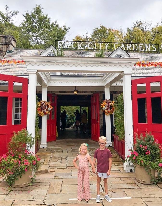 SeeRockCity's tweet image. These kids know how to have a fall adventure! #OctoberDays #traveltuesday 
📷: @darlingtonfamily