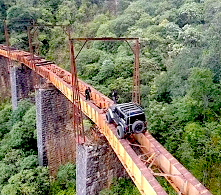 eTagsTweets's tweet photo. #Knowsomeone who'd attempt this? #JeepLife #JeepLovers #JeepLifestyle #Jeep #jeeps #daring #carcrazy #jeepwrangler #jeepgirl #jeepfamily #jeepwave #jeeping #jeeprubicon #jeepcherokee #jeepgirls #scary #daredevil #adrenalinerush #offroad #offroading #tagsomeone❤😍 #tagsomeonewho https://t.co/C5R6zhGhGH