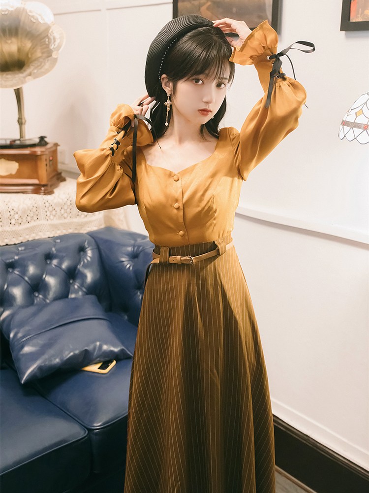 Best Quality Series 2pcs Set Brown Striped Skirt with Gorgeous Lantern Sleeve Fashion Blouse 8161
facebook.com/commerce/produ…