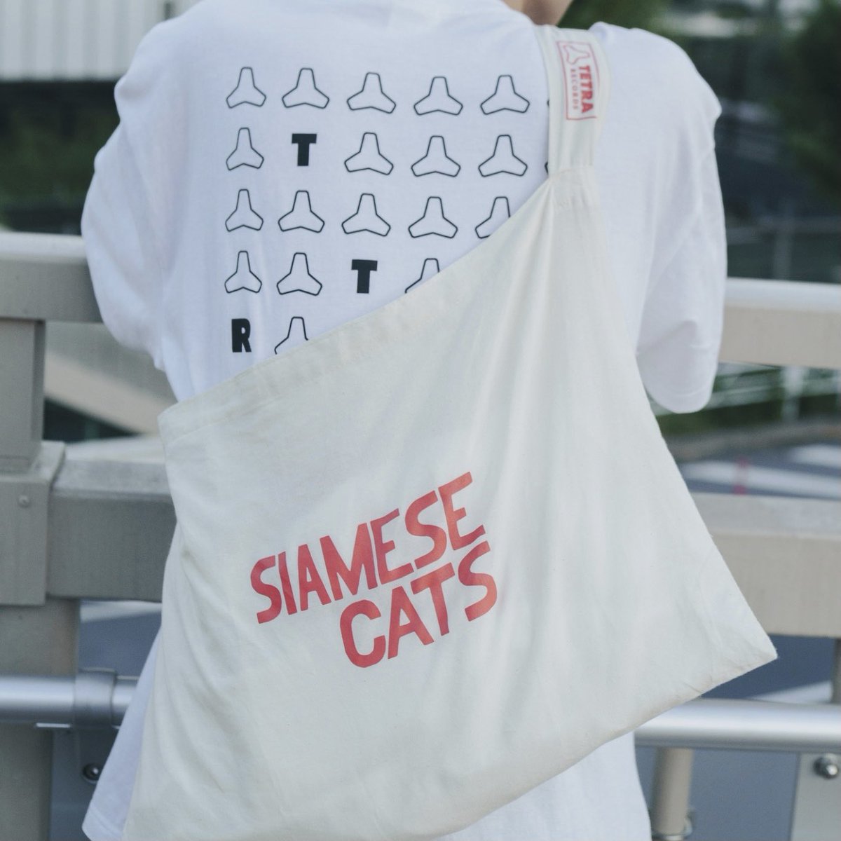 販売開始商品🧚‍♂️
・シャムキャッツ ベストアルバム2LP 「大塚夏目藤村菅原」Tシャツ付きセット
・THANK YOU T-Shirt
・THANK YOU サコッシュ
・SiameseCats photo archive 2018~2019 
・SiamesCats Ferewell Exhibition B2ポスター 
など💥 お見逃しなく🙇‍♂️