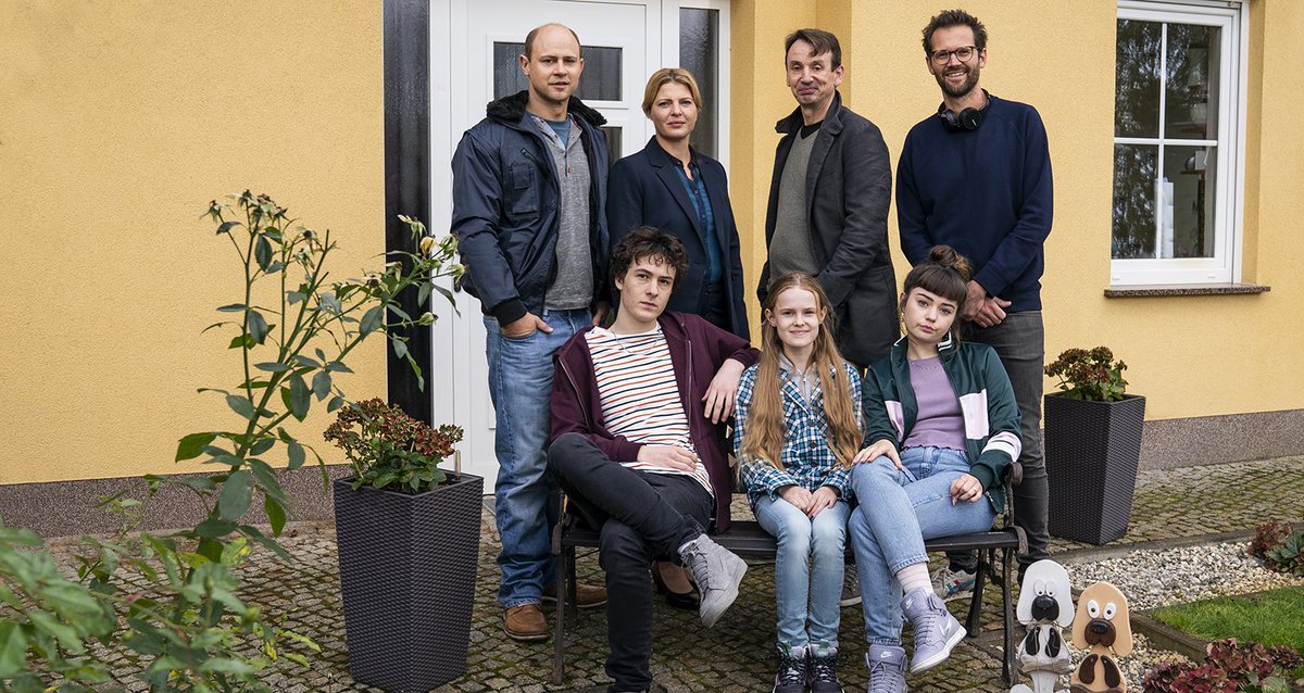 BanijayEnt's tweet image. Filming is underway on new dramedy series, Mirella Schulze rettet die Welt, produced by #MadeFor for @TVNOW 
 #MirellaSchulzeIsSavingTheWorld #Scripted  #WeAreBanijay 
Photo credit: TVNOW / Julia Terjung