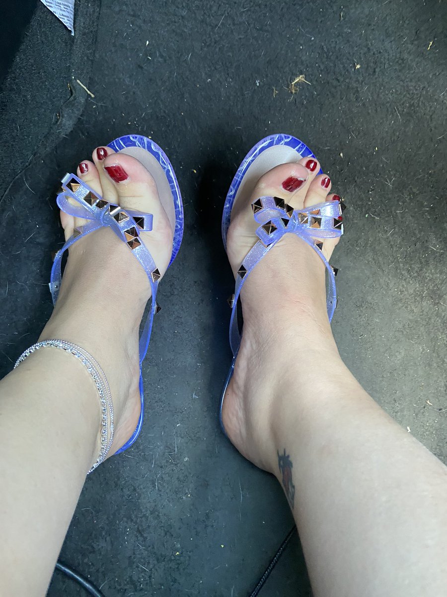 AustinFootQueen's tweet photo. Pretty toes in my favorite jelly sandals👑👣😘
Which do you like better 1,2 or 3?
#toetuesday #toesinsandals #sandalsfetish #flipflops #carfeet #prettyfeet #toes #jellies #jelliesandals https://t.co/cX9s8eZeyW