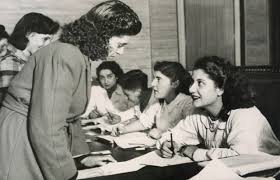 El 27 de octubre de 1946 las mujeres ejercíamos el voto por primera vez en Venezuela tras la lucha de decenas de sufragistas que exigían igualdad y ciudadanía para las mujeres. Fue el primer acercamiento con la democracia.

El voto de las mujeres es una conquista del feminismo.