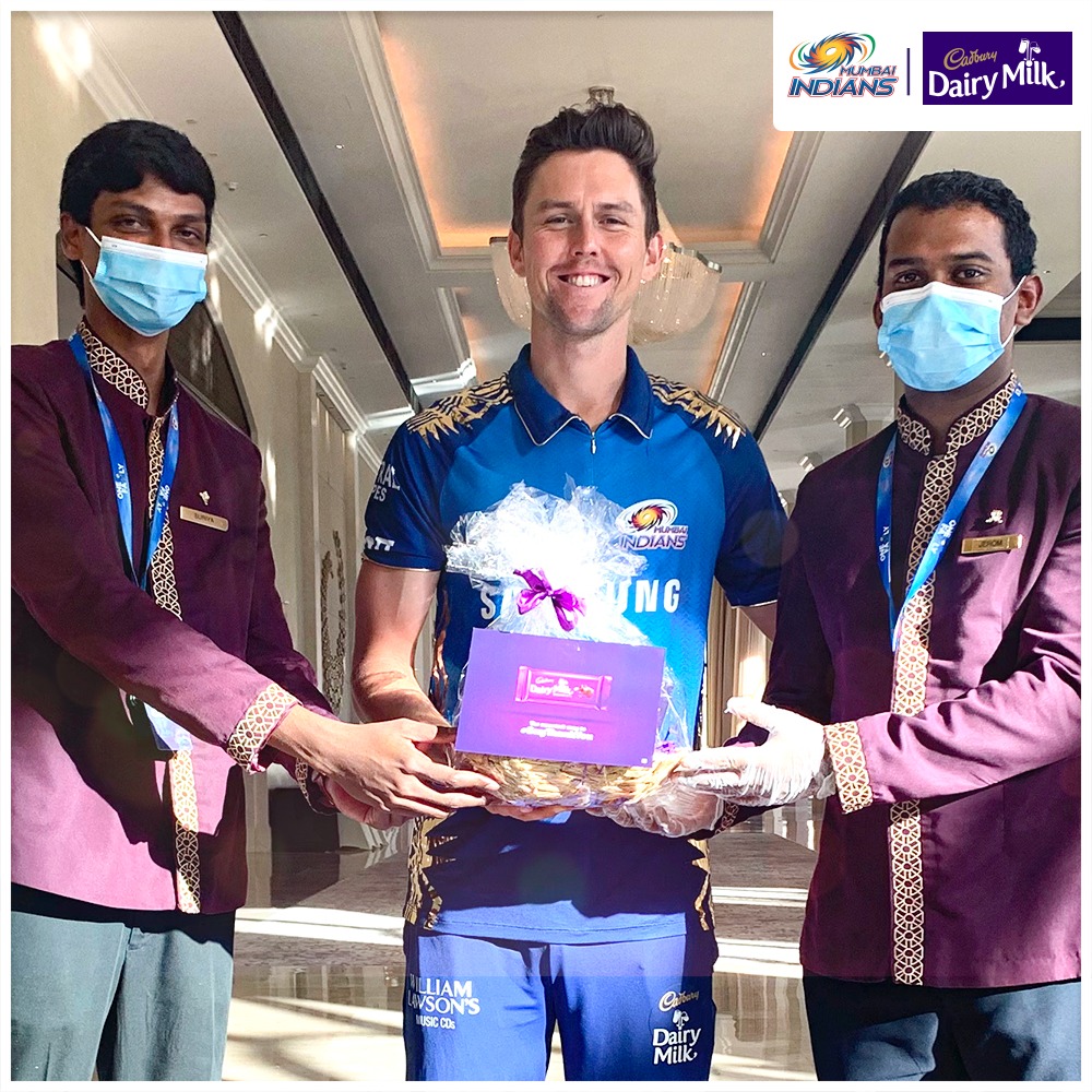 mipaltan's tweet photo. π« Returning the sweet favour for all the support that we've got at our team hotel!
A special Cadbury hamper and a big thank you to our hotel staff members for making us feel at home π π
#OneFamily #MumbaiIndians #MI #Dream11IPL #BattingForGood @DairyMilkIn https://t.co/Xax8rkXb3J