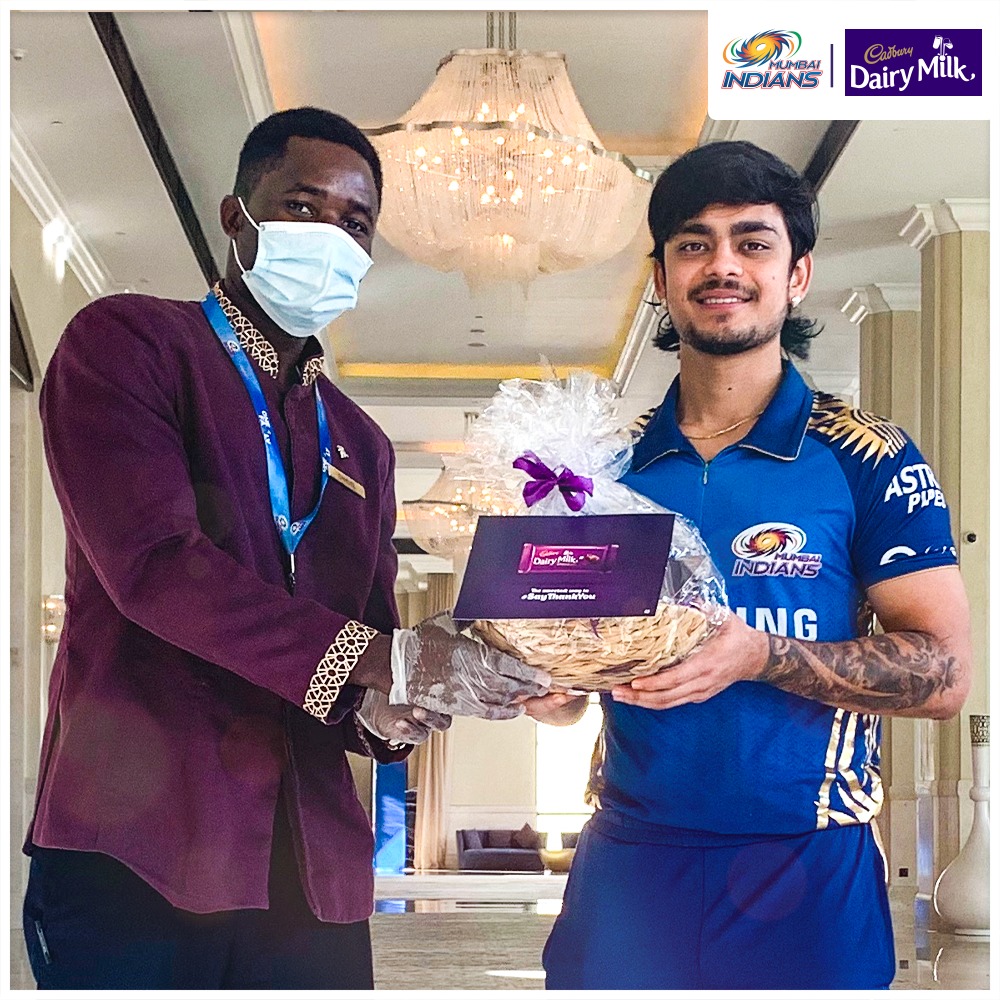 mipaltan's tweet photo. π« Returning the sweet favour for all the support that we've got at our team hotel!
A special Cadbury hamper and a big thank you to our hotel staff members for making us feel at home π π
#OneFamily #MumbaiIndians #MI #Dream11IPL #BattingForGood @DairyMilkIn https://t.co/Xax8rkXb3J