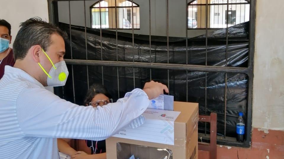 El Ministro de Energías, Rodrigo Guzmán, emitió su voto en inmediaciones de la Unidad Educativa Liceo Mario Saielly de la ciudad de Trinidad, Beni.

#MinisteriodeEnergíasBolivia